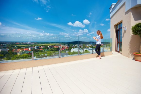 Installation de toit-terrasse avec membrane en PVC par des professionnels 